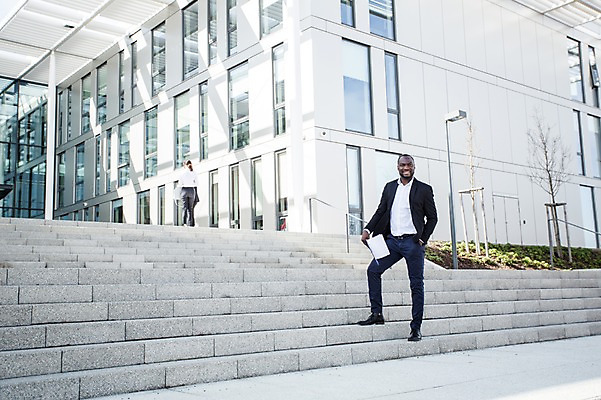 포토 JPG 주간 전신 서양인 외국인 응시 여자 남자 흑인 회사 비즈니스 회의 대화 서기 미소 사람 빌딩 성인 야외 두명 건물 앞모습 뒷모습 30대 비즈니스라이프 계단 비즈니스맨 비즈니스우먼 동료 문서 주머니손 체코 국내포토 자연요소 라이프스타일 건축물 시선 유럽 뷰포인트 관계 모션 표정 말하기 인종 장년 직장인 파일형식