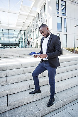 포토 JPG 주간 전신 서양인 외국인 응시 여자 남자 흑인 회사 비즈니스 대화 서기 사람 정장 빌딩 20대 성인 야외 건물 옆모습 세명 30대 비즈니스라이프 계단 업무 직장인 비즈니스맨 비즈니스우먼 동료 파일 체코 성인만 국내포토 자연요소 직업 라이프스타일 건축물 시선 옷 유럽 뷰포인트 관계 모션 말하기 인종 청년 장년 작업 파일형식