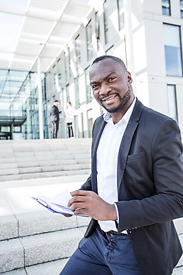 포토 JPG 주간 전신 서양인 외국인 응시 여자 남자 흑인 회사 비즈니스 회의 대화 미소 사람 정장 빌딩 상반신 20대 성인 야외 옆모습 아웃포커스 세명 30대 비즈니스라이프 계단 업무 직장인 비즈니스맨 비즈니스우먼 동료 문서 체코 국내포토 자연요소 직업 라이프스타일 시선 옷 유럽 뷰포인트 관계 촬영기법 표정 말하기 인종 청년 건물 장년 작업 파일형식