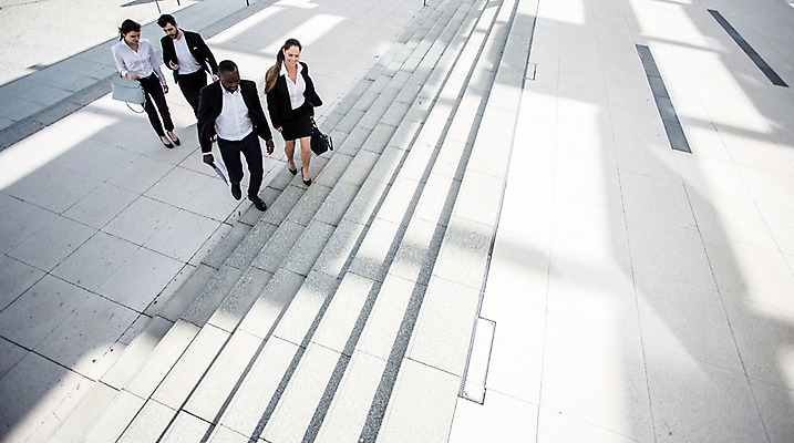 포토 JPG 주간 전신 서양인 외국인 여자 남자 40대 흑인 가방 비즈니스 대화 미소 사람 정장 여러명 20대 성인 야외 옆모습 30대 친구 비즈니스라이프 걷기 계단 직장인 비즈니스맨 비즈니스우먼 동료 문서 체코 국내포토 자연요소 직업 라이프스타일 잡화 옷 유럽 뷰포인트 중년 다수 관계 모션 표정 말하기 인종 청년 장년 파일형식