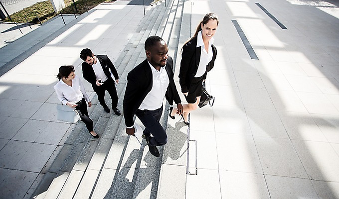 포토 JPG 주간 전신 서양인 외국인 응시 여자 남자 40대 흑인 회사 비즈니스 대화 미소 사람 정장 여러명 20대 성인 야외 옆모습 30대 친구 비즈니스라이프 걷기 계단 업무 직장인 비즈니스맨 비즈니스우먼 동료 오르기 체코 국내포토 자연요소 직업 라이프스타일 시선 옷 유럽 뷰포인트 중년 다수 관계 모션 표정 말하기 인종 청년 장년 작업 파일형식