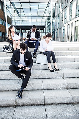 포토 JPG 주간 전신 서양인 외국인 응시 여자 남자 40대 흑인 가방 회사 비즈니스 회의 대화 사람 앉기 정장 빌딩 여러명 20대 성인 야외 건물 앞모습 30대 친구 비즈니스라이프 스마트기기 태블릿 계단 업무 직장인 비즈니스맨 비즈니스우먼 동료 문서 체코 국내포토 자연요소 직업 라이프스타일 건축물 시선 잡화 옷 유럽 뷰포인트 중년 다수 관계 모션 말하기 인종 청년 장년 전자제품 작업 파일형식