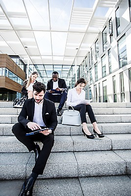 포토 JPG 주간 전신 서양인 외국인 직업 여자 남자 40대 흑인 가방 회사 비즈니스 안기 회의 대화 사람 앉기 빌딩 여러명 20대 성인 야외 앞모습 30대 친구 비즈니스라이프 태블릿 계단 업무 직장인 비즈니스맨 비즈니스우먼 동료 문서 체코 국내포토 자연요소 라이프스타일 잡화 유럽 뷰포인트 중년 다수 관계 모션 말하기 인종 청년 건물 장년 전자제품 스마트기기 작업 파일형식