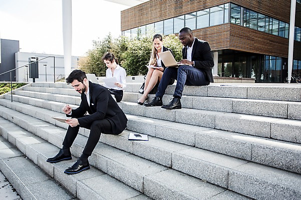 포토 JPG 주간 전신 서양인 외국인 응시 여자 남자 흑인 비즈니스 회의 대화 사람 앉기 여러명 상반신 성인 야외 옆모습 친구 비즈니스라이프 노트북 계단 업무 비즈니스맨 비즈니스우먼 동료 문서 체코 성인만 국내포토 자연요소 라이프스타일 시선 유럽 뷰포인트 다수 관계 모션 말하기 인종 전자제품 작업 직장인 파일형식