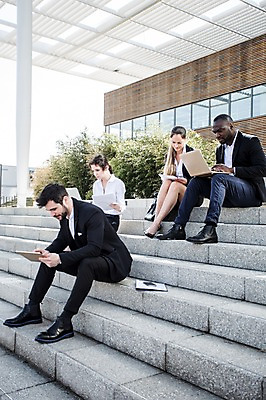 포토 JPG 주간 전신 서양인 외국인 직업 여자 남자 40대 흑인 회사 비즈니스 회의 대화 사람 앉기 빌딩 여러명 상반신 20대 성인 야외 옆모습 30대 친구 비즈니스라이프 노트북 태블릿 계단 업무 비즈니스맨 비즈니스우먼 동료 체코 국내포토 자연요소 라이프스타일 유럽 뷰포인트 중년 다수 관계 모션 말하기 인종 청년 건물 장년 전자제품 스마트기기 작업 직장인 파일형식