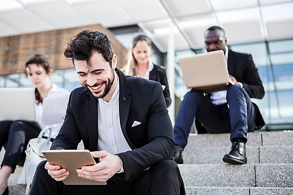 포토 JPG 주간 전신 서양인 외국인 여자 남자 40대 흑인 비즈니스 회의 대화 미소 사람 앉기 여러명 상반신 20대 성인 야외 앞모습 옆모습 30대 친구 비즈니스라이프 노트북 스마트기기 태블릿 계단 업무 직장인 비즈니스맨 비즈니스우먼 동료 체코 국내포토 자연요소 직업 라이프스타일 유럽 뷰포인트 중년 다수 관계 모션 표정 말하기 인종 청년 장년 전자제품 작업 파일형식