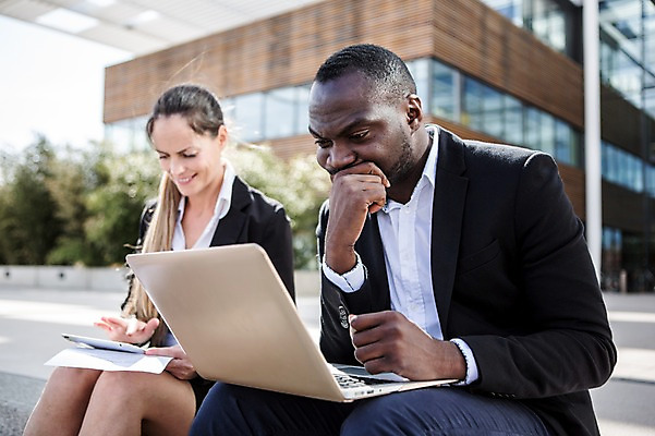 포토 JPG 주간 서양인 외국인 응시 여자 남자 40대 흑인 생각 비즈니스 회의 대화 사람 앉기 빌딩 상반신 성인 야외 두명 옆모습 30대 친구 비즈니스라이프 노트북 턱괴기 업무 직장인 비즈니스맨 비즈니스우먼 동료 고민 문서 체코 성인만 국내포토 자연요소 직업 라이프스타일 시선 감정 유럽 뷰포인트 중년 관계 모션 말하기 인종 건물 장년 전자제품 작업 파일형식