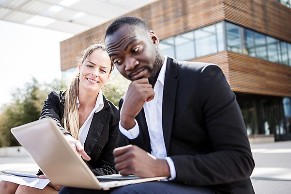 포토 JPG 주간 서양인 외국인 응시 여자 남자 40대 흑인 비즈니스 회의 대화 사람 앉기 빌딩 상반신 성인 야외 두명 옆모습 30대 친구 비즈니스라이프 노트북 턱괴기 가리킴 업무 비즈니스맨 비즈니스우먼 동료 문서 체코 성인만 국내포토 자연요소 라이프스타일 시선 유럽 뷰포인트 중년 관계 모션 말하기 인종 손짓 건물 장년 전자제품 작업 직장인 파일형식