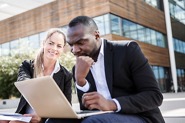 포토 JPG 주간 서양인 외국인 응시 여자 남자 40대 흑인 비즈니스 미소 사람 앉기 정장 빌딩 상반신 성인 야외 두명 옆모습 30대 친구 비즈니스라이프 노트북 턱괴기 업무 직장인 비즈니스맨 비즈니스우먼 동료 문서 체코 성인만 국내포토 자연요소 직업 라이프스타일 시선 옷 유럽 뷰포인트 중년 관계 모션 표정 인종 건물 장년 전자제품 작업 파일형식