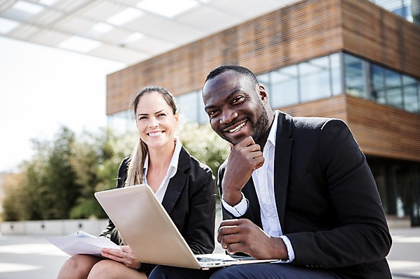 포토 JPG 주간 서양인 외국인 응시 여자 남자 40대 흑인 비즈니스 회의 대화 미소 사람 앉기 빌딩 상반신 성인 야외 두명 옆모습 30대 친구 비즈니스라이프 노트북 턱괴기 업무 비즈니스맨 비즈니스우먼 동료 문서 체코 성인만 국내포토 자연요소 라이프스타일 시선 유럽 뷰포인트 중년 관계 모션 표정 말하기 인종 건물 장년 전자제품 작업 직장인 파일형식