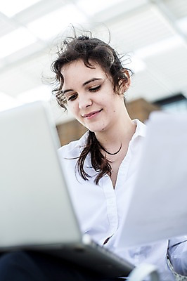 포토 JPG 주간 서양인 외국인 직업 응시 여자 비즈니스 한명 미소 사람 앉기 상반신 20대 성인 야외 옆모습 비즈니스라이프 노트북 계단 업무 비즈니스우먼 체코 성인여자한명만 사회초년생 국내포토 자연요소 1 라이프스타일 시선 유럽 뷰포인트 모션 표정 인종 청년 전자제품 작업 직장인 여자한명만 성인여자만 파일형식