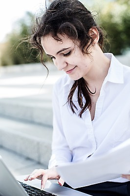 포토 JPG 주간 서양인 외국인 직업 응시 여자 비즈니스 한명 미소 사람 앉기 근접촬영 상반신 20대 성인 야외 옆모습 비즈니스라이프 노트북 계단 업무 비즈니스우먼 문서 체코 성인여자한명만 사회초년생 국내포토 자연요소 1 라이프스타일 시선 유럽 뷰포인트 모션 표정 인종 청년 전자제품 작업 직장인 여자한명만 성인여자만 파일형식