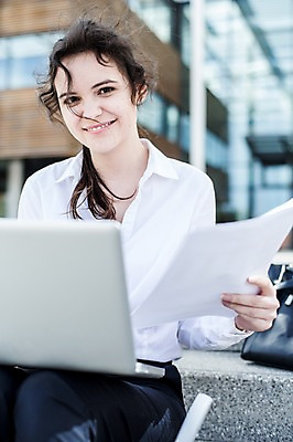 포토 JPG 주간 서양인 외국인 직업 응시 여자 비즈니스 한명 미소 사람 앉기 상반신 20대 성인 야외 앞모습 비즈니스라이프 노트북 계단 업무 비즈니스우먼 문서 체코 성인여자한명만 사회초년생 국내포토 자연요소 1 라이프스타일 시선 유럽 뷰포인트 모션 표정 인종 청년 전자제품 작업 직장인 여자한명만 성인여자만 파일형식