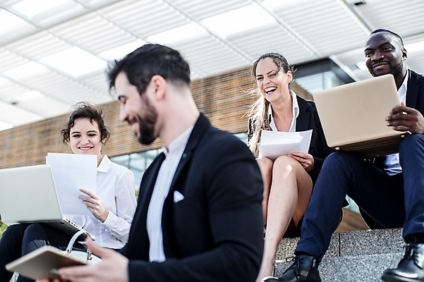 포토 JPG 주간 전신 서양인 외국인 여자 남자 흑인 비즈니스 회의 대화 미소 웃음 사람 앉기 여러명 상반신 성인 야외 옆모습 비즈니스라이프 노트북 계단 업무 비즈니스맨 비즈니스우먼 문서 체코 국내포토 자연요소 라이프스타일 유럽 뷰포인트 다수 모션 표정 말하기 인종 전자제품 작업 직장인 파일형식