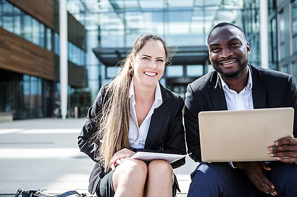 포토 JPG 주간 서양인 외국인 응시 여자 남자 40대 흑인 비즈니스 회의 대화 미소 사람 앉기 빌딩 상반신 성인 야외 두명 앞모습 30대 친구 비즈니스라이프 노트북 도시 업무 비즈니스맨 비즈니스우먼 동료 문서 체코 성인만 국내포토 자연요소 라이프스타일 시선 유럽 뷰포인트 중년 관계 모션 표정 말하기 인종 건물 장년 전자제품 작업 직장인 파일형식