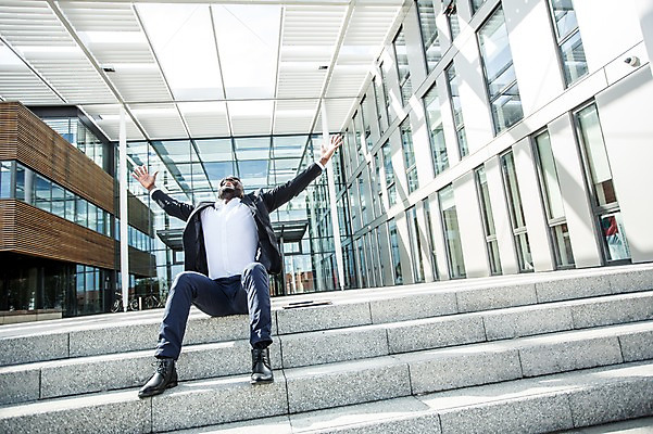 포토 JPG 주간 전신 서양인 외국인 남자 여유 흑인 회사 비즈니스 팔벌리기 휴식 한명 웃음 사람 앉기 빌딩 성인 야외 앞모습 30대 비즈니스라이프 계단 기쁨 자유 업무 비즈니스맨 체코 해방감 성인남자한명만 국내포토 자연요소 1 라이프스타일 감정 유럽 뷰포인트 컨셉 모션 표정 인종 건물 장년 작업 직장인 남자한명만 성인남자만 파일형식