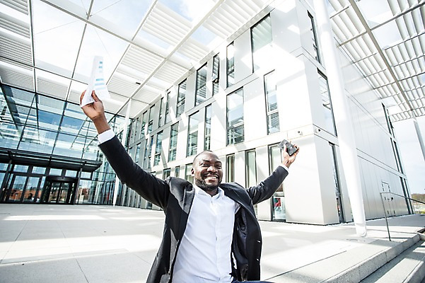 포토 JPG 주간 서양인 외국인 응시 남자 여유 흑인 비즈니스 팔벌리기 휴식 한명 미소 웃음 들기 사람 앉기 정장 빌딩 상반신 성인 야외 건물 옆모습 30대 비즈니스라이프 스마트폰 계단 기쁨 자유 업무 직장인 비즈니스맨 문서 체코 해방감 성인남자한명만 국내포토 자연요소 직업 1 라이프스타일 건축물 시선 옷 감정 유럽 뷰포인트 컨셉 모션 표정 인종 장년 핸드폰 스마트기기 작업 남자한명만 성인남자만 파일형식