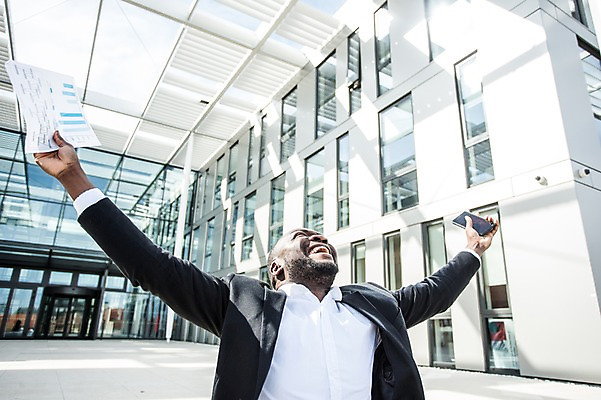 포토 JPG 주간 서양인 외국인 남자 여유 흑인 회사 비즈니스 팔벌리기 휴식 한명 웃음 들기 사람 앉기 빌딩 상반신 성인 야외 건물 옆모습 30대 비즈니스라이프 스마트폰 계단 기쁨 자유 업무 비즈니스맨 문서 체코 해방감 성인남자한명만 국내포토 자연요소 1 라이프스타일 건축물 감정 유럽 뷰포인트 컨셉 모션 표정 인종 장년 핸드폰 스마트기기 작업 직장인 남자한명만 성인남자만 파일형식