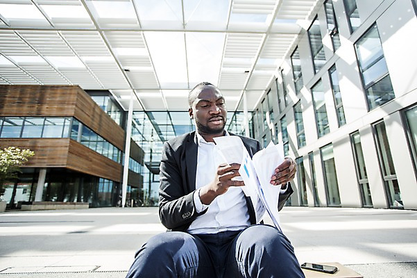 포토 JPG 주간 서양인 외국인 응시 남자 여유 흑인 회사 비즈니스 휴식 한명 사람 앉기 정장 빌딩 상반신 성인 야외 건물 앞모습 30대 비즈니스라이프 계단 잡기 직장인 비즈니스맨 문서 체코 성인남자한명만 국내포토 자연요소 직업 1 라이프스타일 건축물 시선 옷 감정 유럽 뷰포인트 컨셉 모션 인종 장년 남자한명만 성인남자만 파일형식