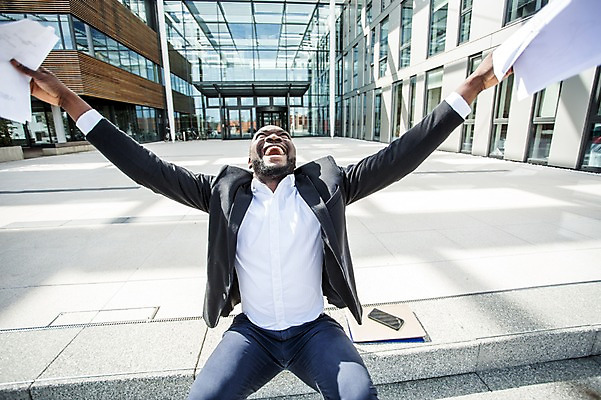 포토 JPG 주간 서양인 외국인 남자 여유 흑인 비즈니스 팔벌리기 휴식 한명 웃음 들기 사람 앉기 정장 빌딩 상반신 성인 야외 건물 앞모습 30대 비즈니스라이프 계단 기쁨 자유 직장인 비즈니스맨 문서 체코 해방감 성인남자한명만 국내포토 자연요소 직업 1 라이프스타일 건축물 옷 감정 유럽 뷰포인트 컨셉 모션 표정 인종 장년 남자한명만 성인남자만 파일형식