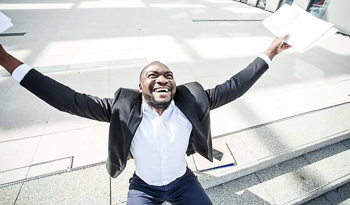 포토 JPG 주간 서양인 외국인 남자 여유 흑인 비즈니스 팔벌리기 휴식 한명 웃음 사람 앉기 상반신 성인 야외 앞모습 30대 비즈니스라이프 계단 기쁨 자유 업무 비즈니스맨 문서 체코 해방감 성인남자한명만 국내포토 자연요소 1 라이프스타일 감정 유럽 뷰포인트 컨셉 모션 표정 인종 장년 작업 직장인 남자한명만 성인남자만 파일형식