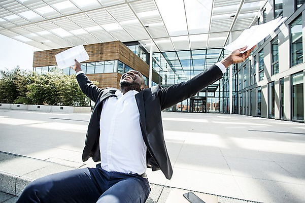 포토 JPG 주간 서양인 외국인 남자 여유 흑인 회사 비즈니스 팔벌리기 휴식 한명 웃음 사람 앉기 정장 빌딩 상반신 성인 야외 옆모습 30대 비즈니스라이프 계단 기쁨 업무 직장인 비즈니스맨 문서 체코 해방감 성인남자한명만 국내포토 자연요소 직업 1 라이프스타일 옷 감정 유럽 뷰포인트 컨셉 모션 표정 인종 건물 장년 작업 남자한명만 성인남자만 파일형식