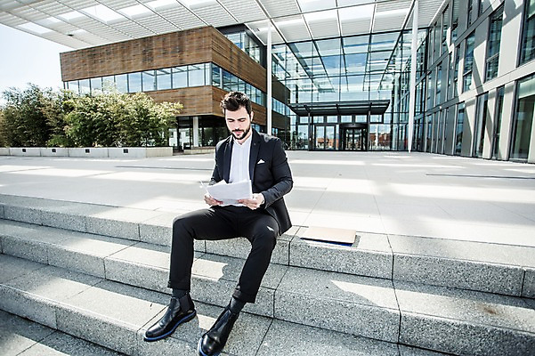 포토 JPG 주간 전신 서양인 외국인 응시 남자 여유 회사 비즈니스 휴식 한명 사람 앉기 정장 빌딩 20대 성인 야외 건물 앞모습 비즈니스라이프 노트북 계단 업무 직장인 비즈니스맨 확인 문서 체코 성인남자한명만 국내포토 자연요소 직업 1 라이프스타일 건축물 시선 옷 감정 유럽 뷰포인트 컨셉 모션 인종 청년 전자제품 작업 남자한명만 성인남자만 파일형식