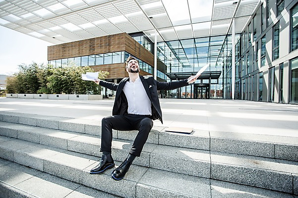 포토 JPG 주간 전신 서양인 외국인 남자 여유 비즈니스 팔벌리기 휴식 한명 웃음 들기 사람 앉기 빌딩 20대 성인 야외 건물 앞모습 비즈니스라이프 계단 기쁨 자유 업무 비즈니스맨 문서 체코 해방감 성인남자한명만 국내포토 자연요소 1 라이프스타일 건축물 감정 유럽 뷰포인트 컨셉 모션 표정 인종 청년 작업 직장인 남자한명만 성인남자만 파일형식