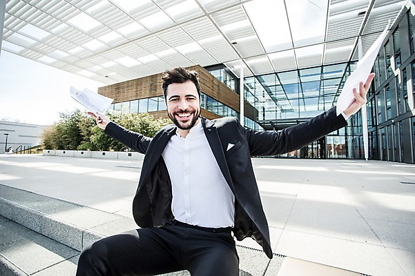 포토 JPG 주간 서양인 외국인 남자 여유 회사 비즈니스 팔벌리기 휴식 한명 웃음 들기 사람 앉기 빌딩 상반신 20대 성인 야외 앞모습 비즈니스라이프 계단 기쁨 자유 업무 비즈니스맨 문서 체코 성인남자한명만 국내포토 자연요소 1 라이프스타일 감정 유럽 뷰포인트 컨셉 모션 표정 인종 청년 건물 작업 직장인 남자한명만 성인남자만 파일형식