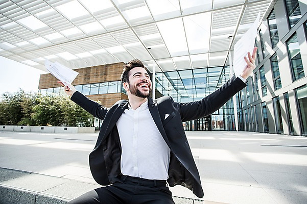 포토 JPG 주간 서양인 외국인 남자 여유 비즈니스 팔벌리기 휴식 한명 사람 앉기 정장 빌딩 상반신 20대 성인 야외 건물 앞모습 비즈니스라이프 계단 기쁨 자유 업무 직장인 비즈니스맨 문서 체코 해방감 성인남자한명만 국내포토 자연요소 직업 1 라이프스타일 건축물 옷 감정 유럽 뷰포인트 컨셉 모션 인종 청년 작업 남자한명만 성인남자만 파일형식