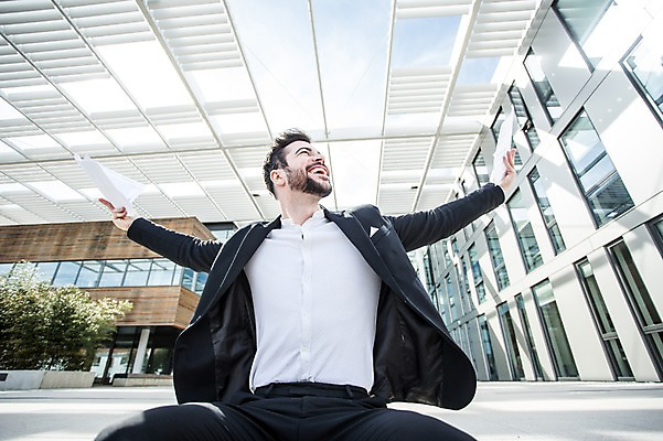 포토 JPG 주간 서양인 외국인 남자 여유 회사 비즈니스 팔벌리기 휴식 한명 웃음 사람 앉기 빌딩 상반신 20대 성인 야외 건물 앞모습 비즈니스라이프 계단 기쁨 자유 업무 비즈니스맨 즐거움 문서 체코 해방감 성인남자한명만 국내포토 자연요소 1 라이프스타일 건축물 감정 유럽 뷰포인트 컨셉 모션 표정 인종 청년 작업 직장인 남자한명만 성인남자만 파일형식