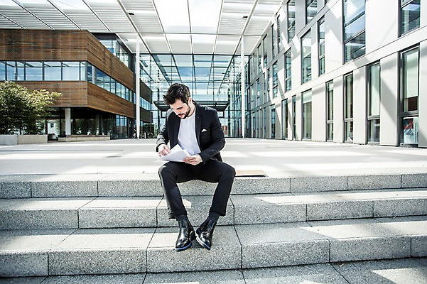 포토 JPG 주간 전신 서양인 외국인 응시 남자 여유 회사 비즈니스 휴식 한명 사람 앉기 정장 빌딩 20대 성인 야외 건물 앞모습 비즈니스라이프 계단 업무 직장인 비즈니스맨 확인 문서 체코 성인남자한명만 국내포토 자연요소 직업 1 라이프스타일 건축물 시선 옷 감정 유럽 뷰포인트 컨셉 모션 인종 청년 작업 남자한명만 성인남자만 파일형식