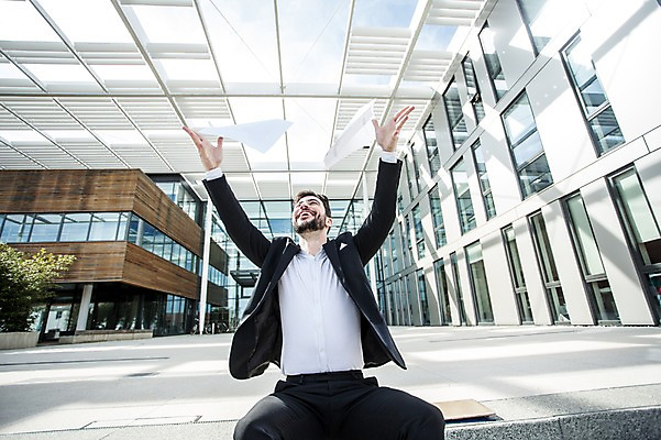 포토 JPG 주간 서양인 외국인 남자 여유 회사 비즈니스 팔벌리기 휴식 한명 웃음 사람 앉기 정장 빌딩 상반신 20대 성인 야외 건물 앞모습 비즈니스라이프 계단 기쁨 자유 업무 직장인 비즈니스맨 던지기 문서 체코 해방감 성인남자한명만 국내포토 자연요소 직업 1 라이프스타일 건축물 옷 감정 유럽 뷰포인트 컨셉 모션 표정 인종 청년 작업 남자한명만 성인남자만 파일형식