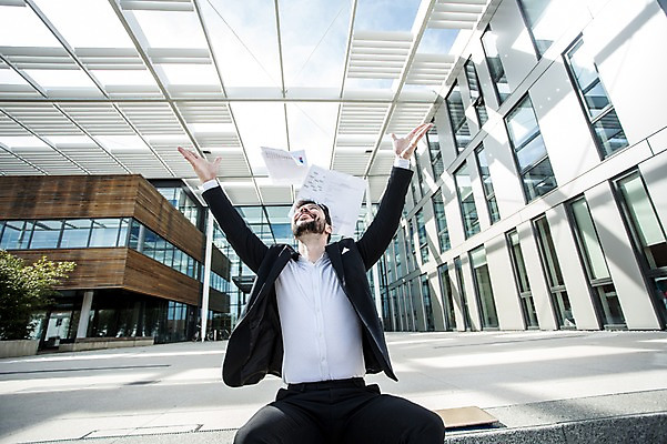 포토 JPG 주간 서양인 외국인 남자 여유 회사 비즈니스 팔벌리기 휴식 한명 웃음 사람 앉기 정장 빌딩 상반신 20대 성인 야외 앞모습 비즈니스라이프 계단 기쁨 자유 업무 직장인 비즈니스맨 던지기 문서 체코 해방감 성인남자한명만 국내포토 자연요소 직업 1 라이프스타일 옷 감정 유럽 뷰포인트 컨셉 모션 표정 인종 청년 건물 작업 남자한명만 성인남자만 파일형식