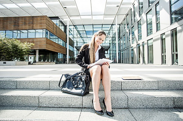 포토 JPG 주간 전신 서양인 외국인 응시 여자 여유 40대 가방 회사 비즈니스 휴식 한명 미소 사람 앉기 정장 빌딩 성인 야외 건물 앞모습 비즈니스라이프 계단 직장인 비즈니스우먼 문서 체코 성인여자한명만 국내포토 자연요소 직업 1 라이프스타일 건축물 시선 잡화 옷 감정 유럽 뷰포인트 중년 컨셉 모션 표정 인종 여자한명만 성인여자만 파일형식
