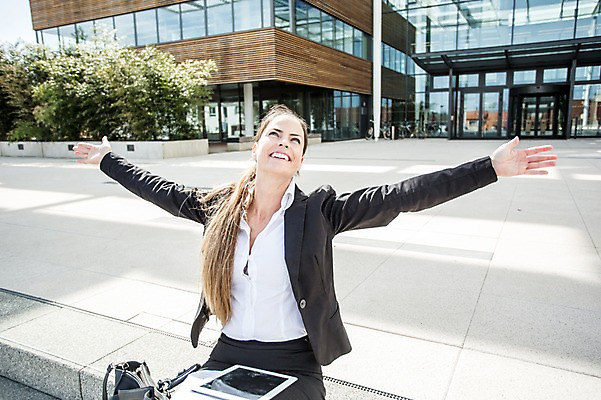 포토 JPG 주간 서양인 외국인 응시 여자 여유 40대 가방 비즈니스 팔벌리기 휴식 한명 미소 웃음 사람 앉기 정장 빌딩 상반신 성인 야외 건물 앞모습 비즈니스라이프 태블릿 계단 기쁨 자유 업무 직장인 비즈니스우먼 체코 해방감 성인여자한명만 국내포토 자연요소 직업 1 라이프스타일 건축물 시선 잡화 옷 감정 유럽 뷰포인트 중년 컨셉 모션 표정 인종 전자제품 스마트기기 작업 여자한명만 성인여자만 파일형식