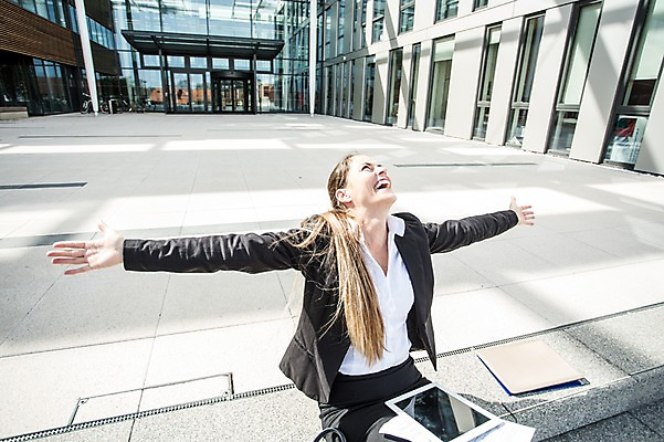포토 JPG 주간 서양인 외국인 여자 여유 40대 비즈니스 팔벌리기 휴식 한명 웃음 사람 앉기 정장 빌딩 상반신 성인 야외 건물 옆모습 비즈니스라이프 태블릿 계단 기쁨 자유 업무 직장인 비즈니스우먼 문서 체코 해방감 성인여자한명만 국내포토 자연요소 직업 1 라이프스타일 건축물 옷 감정 유럽 뷰포인트 중년 컨셉 모션 표정 인종 전자제품 스마트기기 작업 여자한명만 성인여자만 파일형식