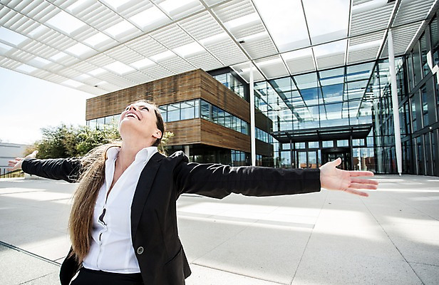 포토 JPG 주간 서양인 외국인 응시 여자 여유 40대 비즈니스 팔벌리기 휴식 한명 미소 사람 앉기 정장 빌딩 상반신 성인 야외 건물 옆모습 비즈니스라이프 계단 기쁨 자유 올려보기 직장인 비즈니스우먼 체코 해방감 성인여자한명만 국내포토 자연요소 직업 1 라이프스타일 건축물 시선 옷 감정 유럽 뷰포인트 중년 컨셉 모션 표정 인종 여자한명만 성인여자만 파일형식