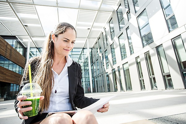 포토 JPG 주간 서양인 외국인 응시 여자 여유 40대 비즈니스 휴식 한명 미소 들기 사람 앉기 정장 빌딩 상반신 성인 야외 건물 앞모습 비즈니스라이프 계단 주스 업무 직장인 비즈니스우먼 문서 체코 성인여자한명만 국내포토 자연요소 직업 1 라이프스타일 건축물 시선 옷 감정 유럽 음료 뷰포인트 중년 컨셉 모션 표정 인종 작업 여자한명만 성인여자만 파일형식