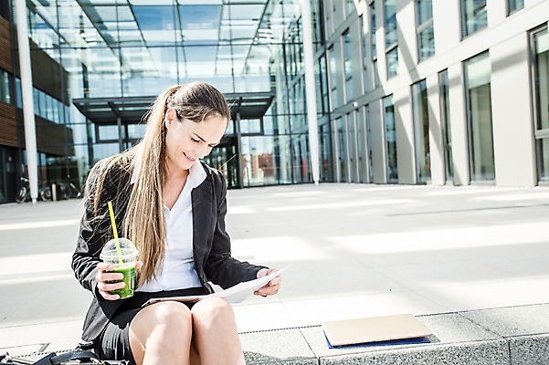 포토 JPG 주간 서양인 외국인 응시 여자 여유 40대 비즈니스 휴식 한명 들기 사람 앉기 정장 빌딩 상반신 성인 야외 건물 앞모습 비즈니스라이프 계단 주스 직장인 비즈니스우먼 문서 체코 성인여자한명만 국내포토 자연요소 직업 1 라이프스타일 건축물 시선 옷 감정 유럽 음료 뷰포인트 중년 컨셉 모션 인종 여자한명만 성인여자만 파일형식