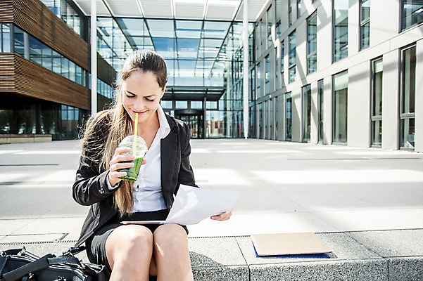 포토 JPG 주간 서양인 외국인 여자 여유 40대 가방 비즈니스 휴식 한명 미소 사람 앉기 정장 빌딩 상반신 성인 야외 건물 앞모습 비즈니스라이프 계단 주스 마시기 업무 직장인 비즈니스우먼 문서 체코 성인여자한명만 국내포토 자연요소 직업 1 라이프스타일 건축물 잡화 옷 감정 유럽 음료 뷰포인트 중년 컨셉 모션 표정 인종 작업 여자한명만 성인여자만 파일형식