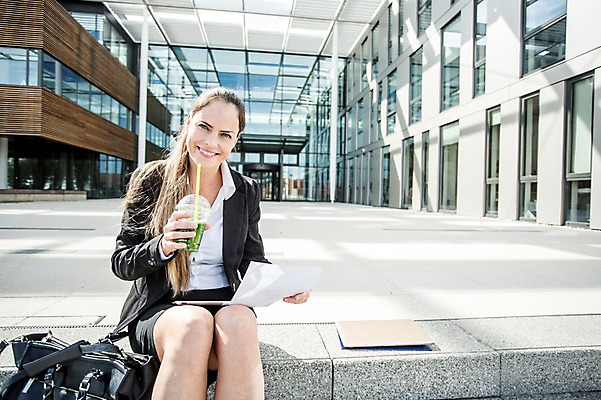 포토 JPG 주간 서양인 외국인 응시 여자 여유 40대 가방 비즈니스 휴식 한명 미소 사람 앉기 정장 빌딩 상반신 성인 야외 건물 앞모습 비즈니스라이프 계단 주스 업무 비즈니스우먼 문서 체코 성인여자한명만 국내포토 자연요소 1 라이프스타일 건축물 시선 잡화 옷 감정 유럽 음료 뷰포인트 중년 컨셉 모션 표정 인종 작업 직장인 여자한명만 성인여자만 파일형식