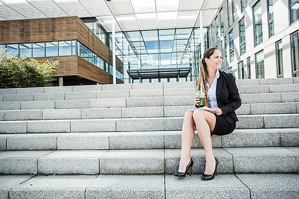 포토 JPG 주간 전신 서양인 외국인 응시 여자 여유 40대 비즈니스 휴식 한명 미소 들기 사람 앉기 정장 빌딩 성인 야외 건물 앞모습 비즈니스라이프 계단 주스 업무 직장인 비즈니스우먼 체코 성인여자한명만 국내포토 자연요소 직업 1 라이프스타일 건축물 시선 옷 감정 유럽 음료 뷰포인트 중년 컨셉 모션 표정 인종 작업 여자한명만 성인여자만 파일형식