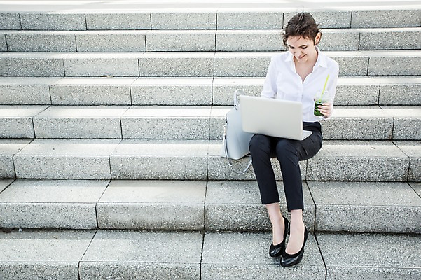 포토 JPG 주간 전신 서양인 외국인 응시 여자 여유 가방 비즈니스 휴식 한명 미소 사람 앉기 20대 성인 야외 앞모습 비즈니스라이프 노트북 주스 업무 비즈니스우먼 체코 성인여자한명만 사회초년생 국내포토 자연요소 1 라이프스타일 시선 잡화 감정 유럽 음료 뷰포인트 컨셉 모션 표정 인종 청년 전자제품 작업 직장인 여자한명만 성인여자만 파일형식