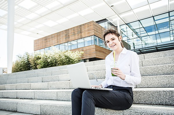 포토 JPG 주간 서양인 외국인 응시 여자 여유 비즈니스 휴식 한명 미소 들기 사람 앉기 빌딩 상반신 20대 성인 야외 건물 옆모습 비즈니스라이프 노트북 계단 주스 비즈니스우먼 체코 성인여자한명만 사회초년생 국내포토 자연요소 1 라이프스타일 건축물 시선 감정 유럽 음료 뷰포인트 컨셉 모션 표정 인종 청년 전자제품 직장인 여자한명만 성인여자만 파일형식