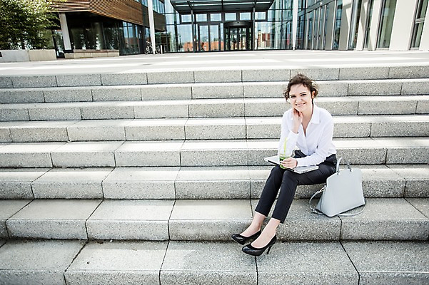 포토 JPG 주간 전신 서양인 외국인 응시 여자 여유 가방 비즈니스 휴식 한명 미소 사람 앉기 빌딩 20대 성인 야외 건물 옆모습 비즈니스라이프 노트북 계단 주스 비즈니스우먼 체코 성인여자한명만 사회초년생 국내포토 자연요소 1 라이프스타일 건축물 시선 잡화 감정 유럽 음료 뷰포인트 컨셉 모션 표정 인종 청년 전자제품 직장인 여자한명만 성인여자만 파일형식