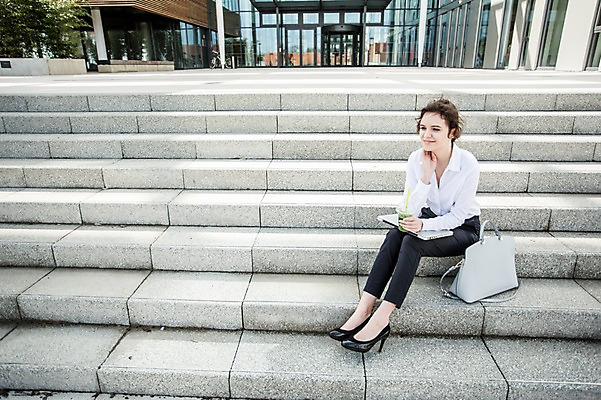 포토 JPG 주간 전신 서양인 외국인 응시 여자 여유 가방 비즈니스 휴식 한명 미소 사람 앉기 빌딩 20대 성인 야외 건물 옆모습 비즈니스라이프 노트북 계단 주스 비즈니스우먼 파일 체코 성인여자한명만 사회초년생 국내포토 자연요소 1 라이프스타일 건축물 시선 잡화 감정 유럽 음료 뷰포인트 컨셉 모션 표정 인종 청년 전자제품 직장인 여자한명만 성인여자만 파일형식