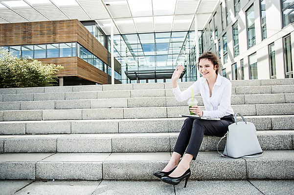 포토 JPG 주간 전신 서양인 외국인 응시 여자 여유 가방 비즈니스 휴식 한명 미소 웃음 사람 앉기 빌딩 20대 성인 야외 건물 옆모습 비즈니스라이프 계단 주스 도시 업무 비즈니스우먼 파일 손인사 체코 성인여자한명만 사회초년생 국내포토 자연요소 1 라이프스타일 건축물 시선 잡화 감정 유럽 음료 뷰포인트 컨셉 모션 표정 인종 청년 인사 작업 직장인 여자한명만 성인여자만 파일형식