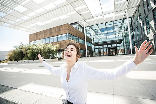 포토 JPG 주간 서양인 외국인 여자 여유 비즈니스 팔벌리기 휴식 한명 웃음 사람 빌딩 상반신 20대 성인 야외 건물 옆모습 비즈니스라이프 계단 기쁨 자유 도시 업무 비즈니스우먼 체코 해방감 성인여자한명만 국내포토 자연요소 1 라이프스타일 건축물 감정 유럽 뷰포인트 컨셉 모션 표정 인종 청년 작업 직장인 여자한명만 성인여자만 파일형식