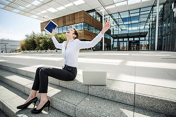 포토 JPG 주간 전신 서양인 외국인 여자 여유 비즈니스 팔벌리기 휴식 한명 웃음 사람 앉기 20대 성인 야외 건물 옆모습 비즈니스라이프 노트북 태블릿 계단 기쁨 자유 도시 직장인 비즈니스우먼 체코 해방감 성인여자한명만 국내포토 자연요소 직업 1 라이프스타일 건축물 감정 유럽 뷰포인트 컨셉 모션 표정 인종 청년 전자제품 스마트기기 여자한명만 성인여자만 파일형식